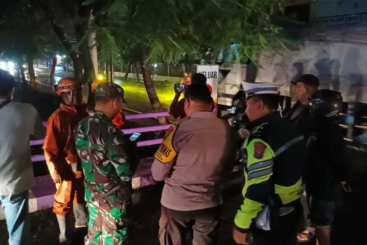 Petugas gabungan saat berkoordinasi di lokasi hanyutnya ibu dan dua anaknya di selokan Jl Kapten TendeanKotaKediri, Jawa Timur, Sabtu (25/3/2023).