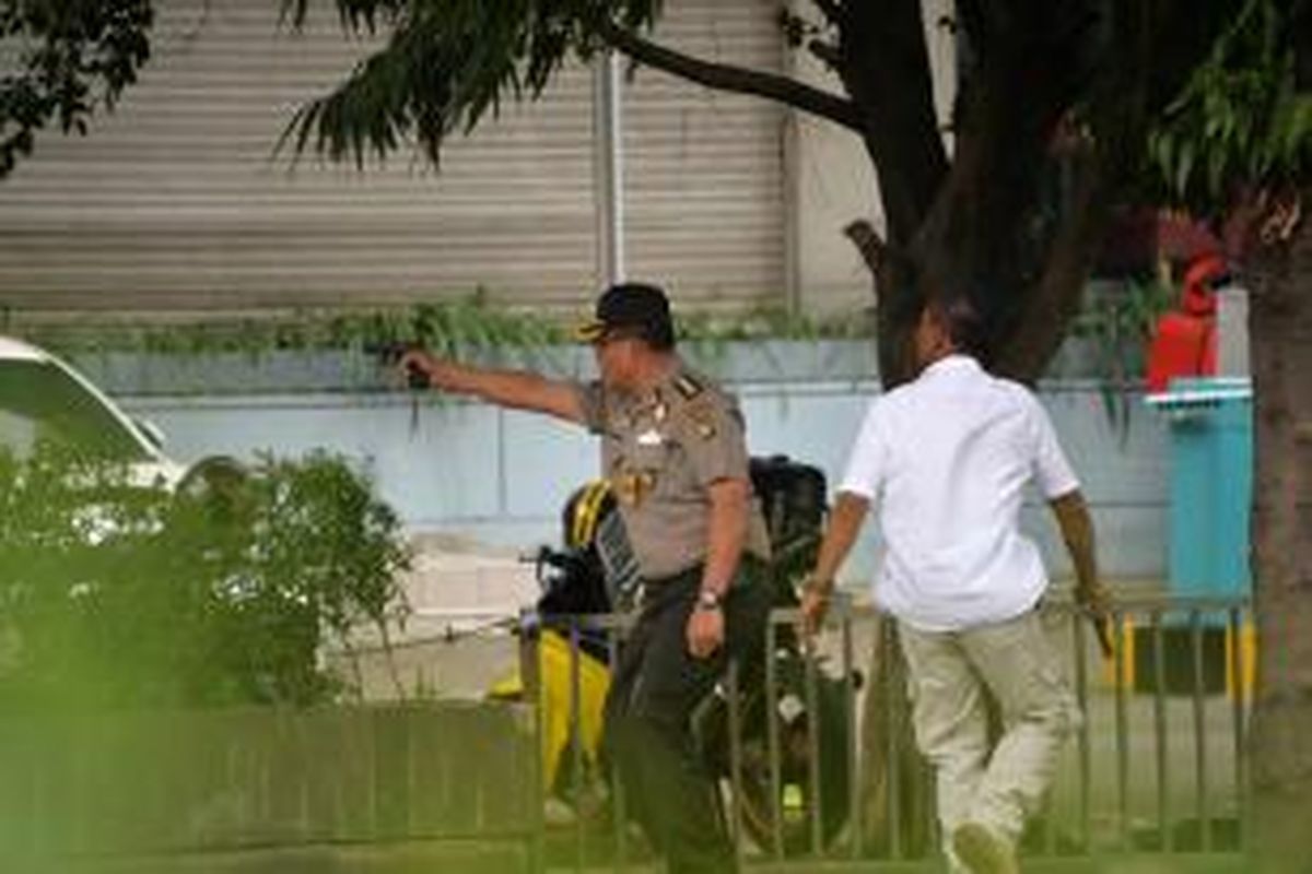 Polisi melepas tembakan ke arah terduga pelaku yang berada di luar sebuah kafe setelah ledakan menghantam kawasan Jalan MH Thamrin, Jakarta Pusat, 14 Januari 2016. Serangkaian ledakan menewaskan sejumlah orang, terjadi baku tembak antara polisi dan beberapa orang yang diduga pelaku.