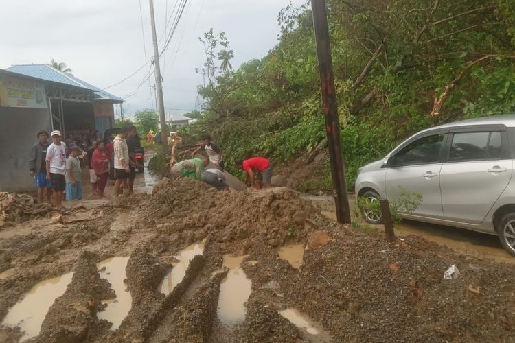 Jalur darat yang menghubungkan Provinsi Gorontalo dan Sulawesi Utara tertutup longsor pada Jumat (14/6/2024) pukul 02.30 Wita.