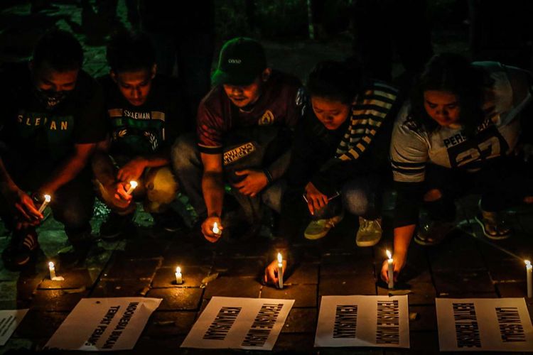 Gabungan suporter klub sepak bola mengggelar aksi solidaritas mengecam aksi terorisme, di Taman Suropati, Jakarta, Senin (14/5/2018). Dalam aksinya mereka berdoa dan menyalakan lilin sebagai simbol duka sekaligus perlawanan terkait rentetan serangan bom yang terjadi di Surabaya dan Sidoarjo, Jawa Timur.