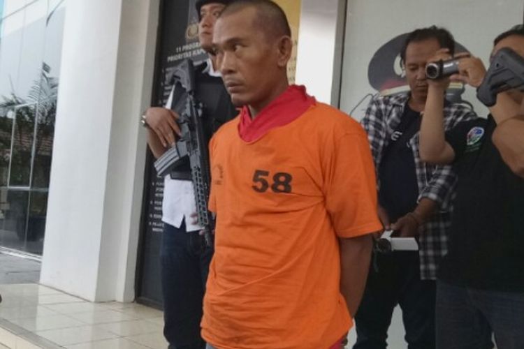 Ayah kandung di Tangerang tega memperkosa anaknya yang masih berusia 16 tahun.