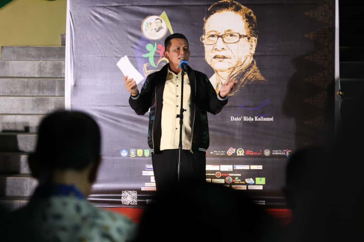 Gubernur Ansar Ahmad menyampaikan kata sambutan.