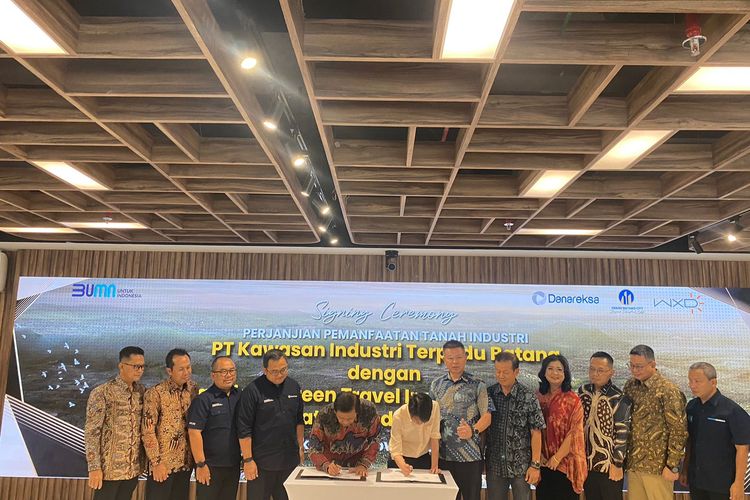 Penandatanganan perjanjian pemanfaatan tanah industri (PPTI) antara PT Kawasan Industri Terpadu Batang (KITB) dengan PT Wanxinda Green Travel Industry Development dan PT Wanxinda Batang Industry Land Investment di Menara Danareksa, Jakarta, Selasa (21/11/2023). 