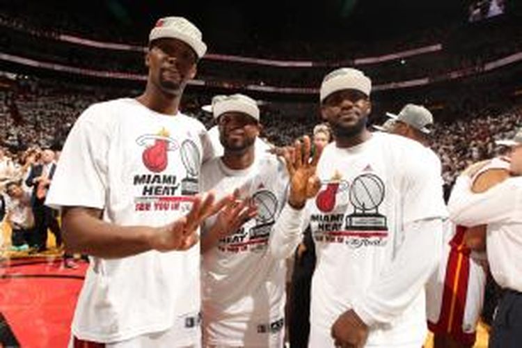 Tiga pemain Miami Heat (kiri-kanan): Chris Bosh, Dwyane Wade, dan LeBron James merayakan sukses mereka lolos ke final NBA, setelah mengalahkan Indiana Pacers pada laga keenam final Wilayah Timur di Bankers Life Fieldhouse, Jumat (30/5/2014). Ketiga pemain tersebut mengacungkan empat jari sebagai tanda sukses mereka lolos ke final NBA dalam empat tahun berturut-turut.