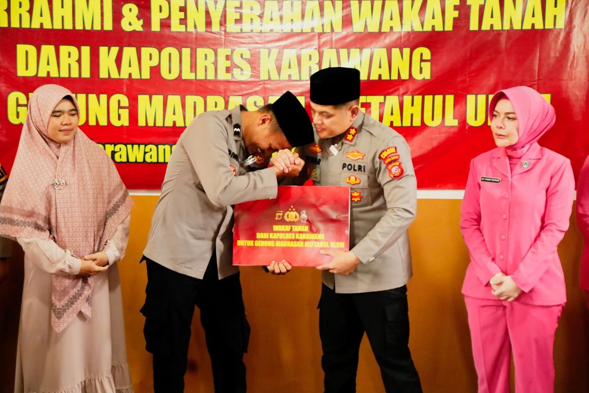 Kapolres Karawang Edwar Zulkarnain saat menyerahkan tanah wakaf kepada Pimpinan Madrasah Miftahul Umum sekaligus anggota Polres Karawang, Kamis (27/2/2025).
