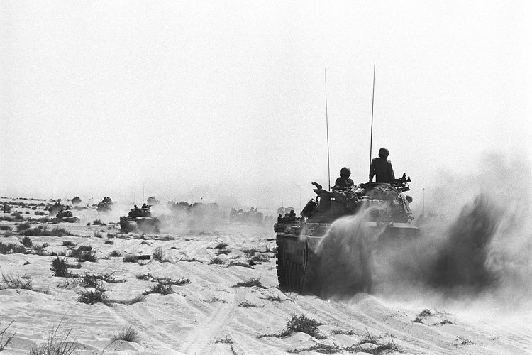 Tentara Israel mengendarai tank dalam Perang Yom Kippur melawan Mesir dan Suriah, 6-25 Oktober 1973.