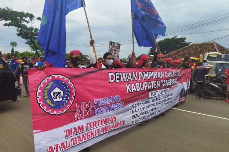 Ribuan buruh yang tergabung dalam aliansi buruh Banten bersatu (AB3) melakukan aksi unjuk rasa di depan kantor Gubernur Banten, Kota Serang