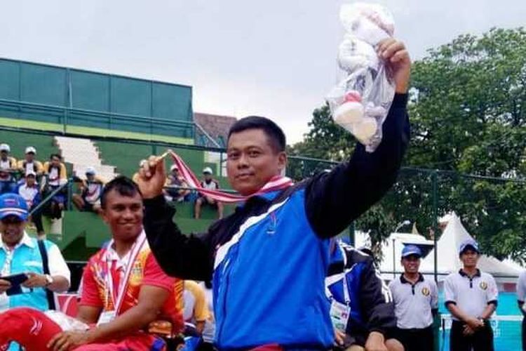  Mantan anggota Pasukan Pengamanan Presiden (Paspampres) sekaligus atlet tenis paralimpik internasional Puji Sumartono saat memenangkan empat medali emas dalam Pekan Paralimpik Daerah (Peparda) Jawa Barat (Jabar) 2018.