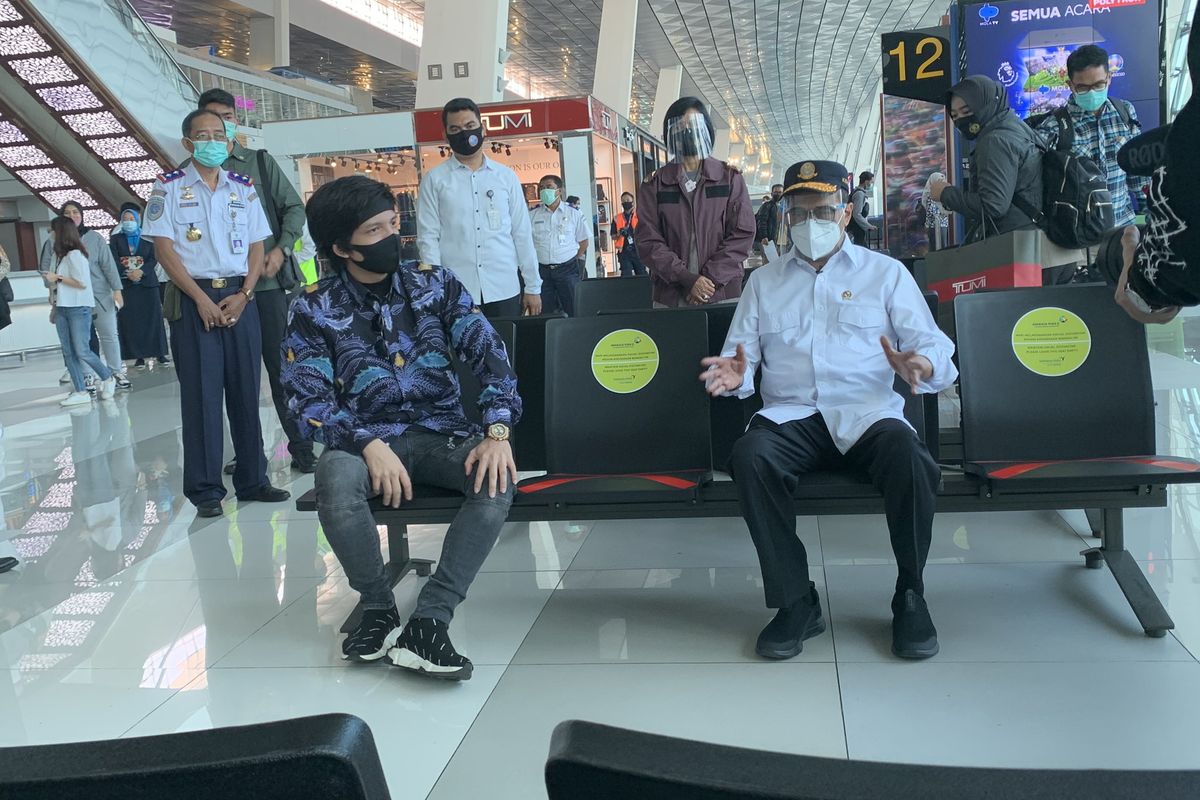YouTuber Atta Halilintar bersama Menteri Perhubungan Budi Karya Sumadi di Terminal 3 Bandara Soekarno-Hatta.