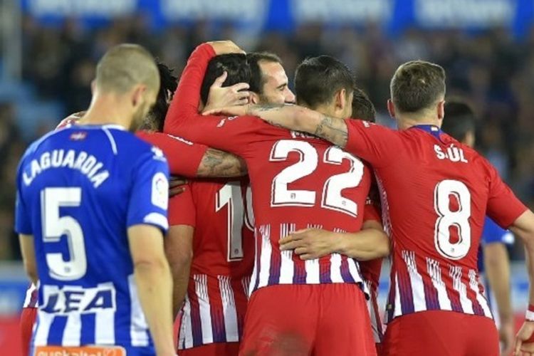 Para pemain Atletico Madrid merayakan gol Diego Costa ke gawang Deportivo Alaves pada pertandingan lanjutan La Liga Spanyol di Stadion Mendizorroza, 30 Maret 2019. 