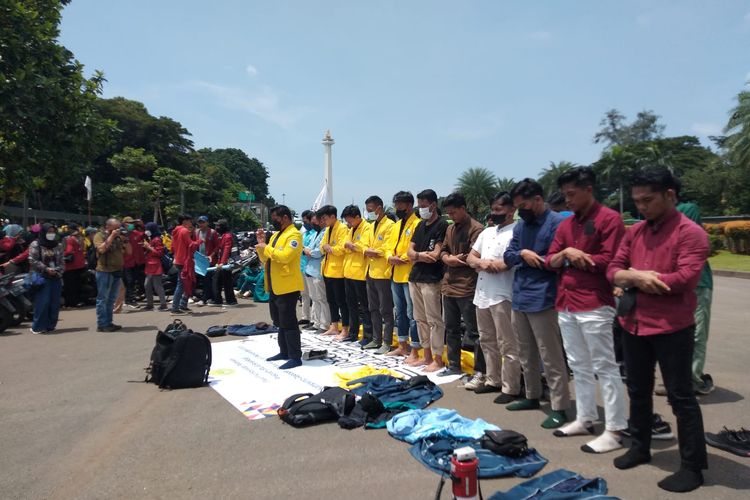 Mahasiswa yang tergabung dalam BEM SI menyempatkan shalat berjamaah sebelum memulai aksi unjuk rasa menolak 3 periode jabatan presiden di Patung Kuda Arjuna Wijaya, Gambir, Jakarta Pusat, Senin (28/3/2022). 
