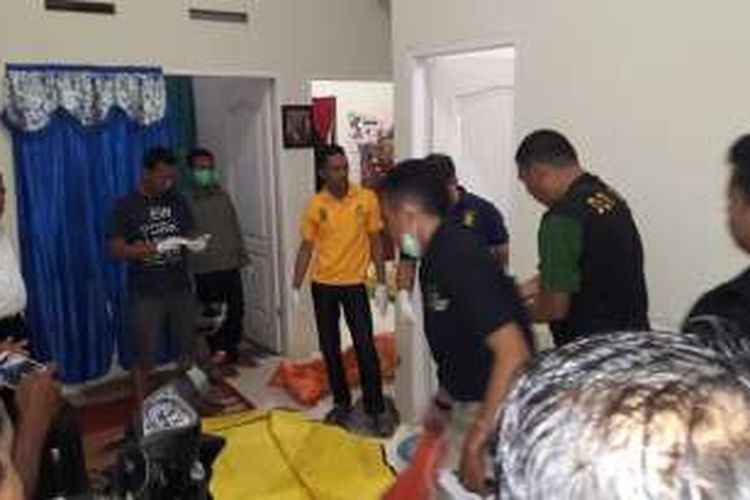 Aparat kepolisian di Kabupaten Gowa, Sulawesi Selatan tengah menggelar olah TKP sebelum akhirnya mengevakuasi jasad seorang mahasiswi yang ditemukan dalam kondisi leher tergorok. Senin, (16/01/2017).