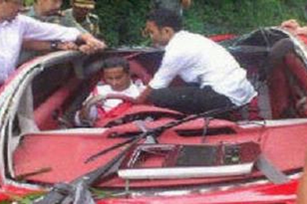 Dahlan Iskan masih dalam mobil listrik Tucuxi yang hancur karena menabrak tebing di kawasan Plaosan, Magetan, Jawa Timur