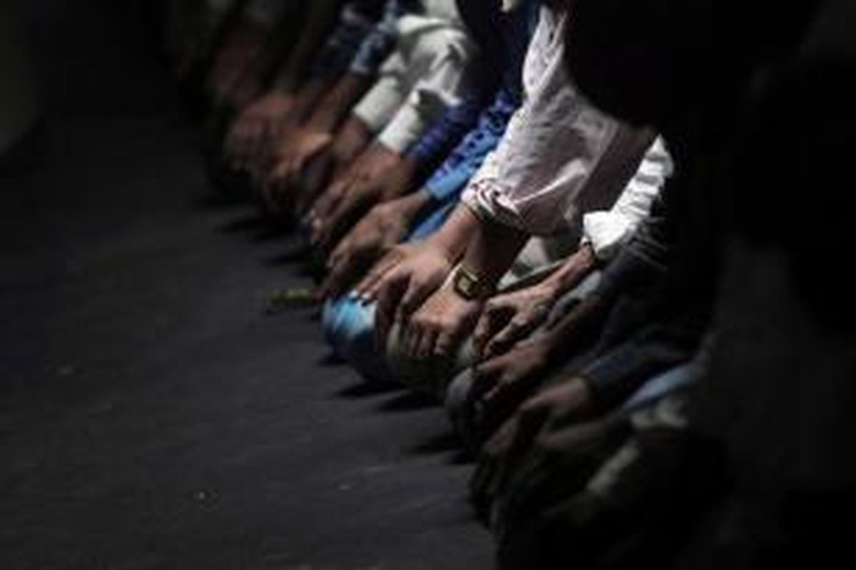 Warga muslim Nepal melangsungkan shalat di hari pertama puasa bulan Ramadhan di Masjid Kathmandu, 19 Juni 2015.