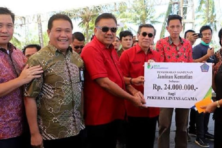 Menkumham Yasonna (ke-4 dari kanan pakai kacamata) bersama Gubernur Sulut Olly Dondokambey (ke-3 dari kanan) dan Wakil Gubernur Sulut Steven Kandow (pertama dari kanan), menyerahkan santunan pertanggungan kematian BPJS bagi penyelenggara keagamaan lintas agama.