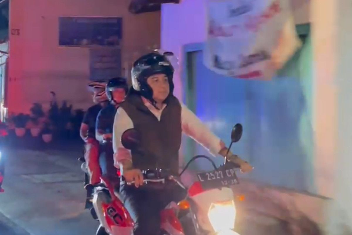 Wali Kota Surabaya, Eri Cahyadi sat sweeping jam malam anak, Kamis (3/7/2025).