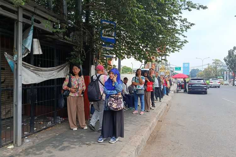 Penumpang Transjakarta Menanti Halte di Jatiasih Bekasi...