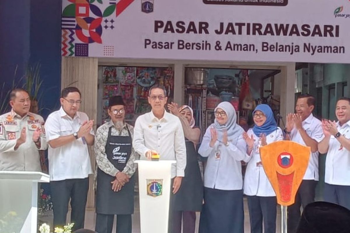 Penjabat (Pj) Gubernur DKI Jakarta Heru Budi Hartono saat meresmikan Pasar Jatirawasari dan Pasar Cilincing, Rabu (7/2/2024).