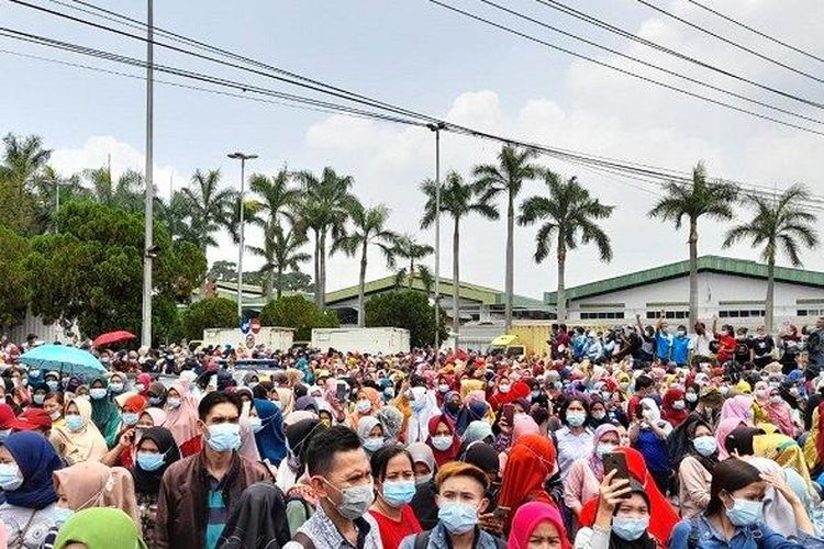 Puluhan ribu buruh PT Nikomas Gemilang meninggalkan pabrik tempat bekerja untuk menggelar aksi mogok nasional di Kawasan Industri Nikomas Gemilang, Serang, Bante, Selasa (6/10/2020). Saat ini, PT Nikomas Gemilang menawarkan 1.600 karyawan untuk mengundurkan diri secara suka rela, (11/1/2023).


