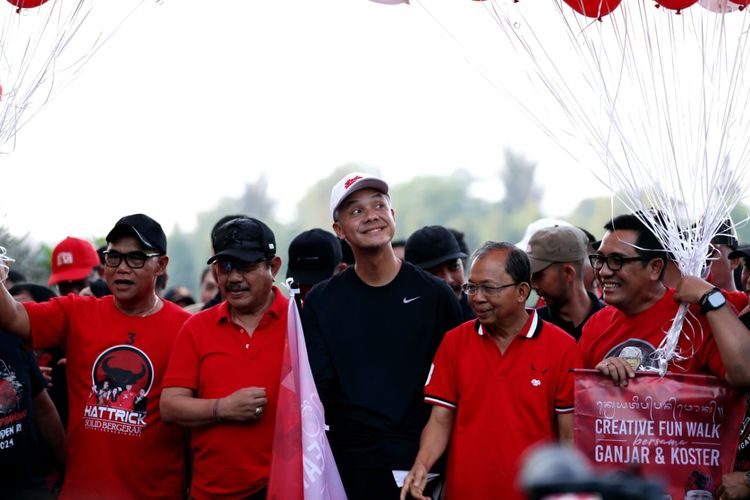 Bakal calon presiden (bacapres) PDI-P Ganjar Pranowo dan Ketua DPD PDI-P Bali I Wayan Koster saat melepas dan membuka kegiatan jalan sehat di Lapangan Renon, Denpasar, Bali, Sabtu (17/6/2023).