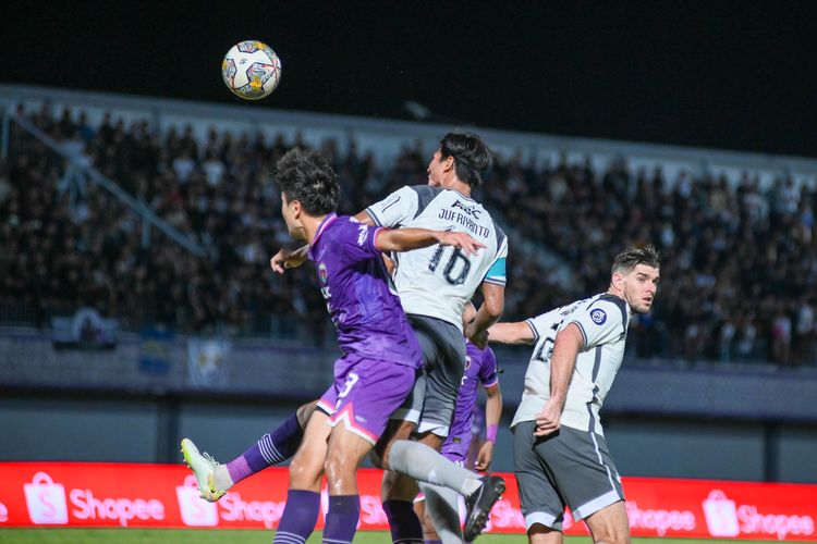 Duel udara pemain Persib Achmat Jufriyannto dalam pertandingan melawan Persita Tangerang pada laga pekan ke-33 Liga 1 2022-2023, Minggu (9/4/2023) di Indomilk Arena.