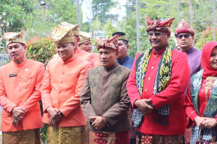 Jajaran Pemprov Bangka Belitung mengenakan baju adat melayu saat upacara ulang tahun provinsi Bangka Belitung ke-23, Selasa (21/11/2023).