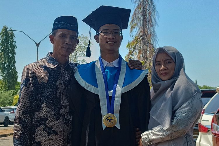 Firman yang jadi wisudawan terbaik Politeknik Elektronika Negeri Surabaya (PENS) bersama kedua orangtuanya.