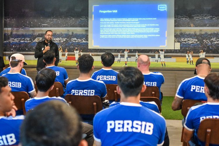 Persib Bandung mendapatkan sosialisasi Video Assistant Referee (VAR) pada Selasa (23/4/2024) di Graha Persib, Jl Sulanjana Bandung. VAR akan mulai diterapkan di babak Championship Series Liga 1 2023-2024. 