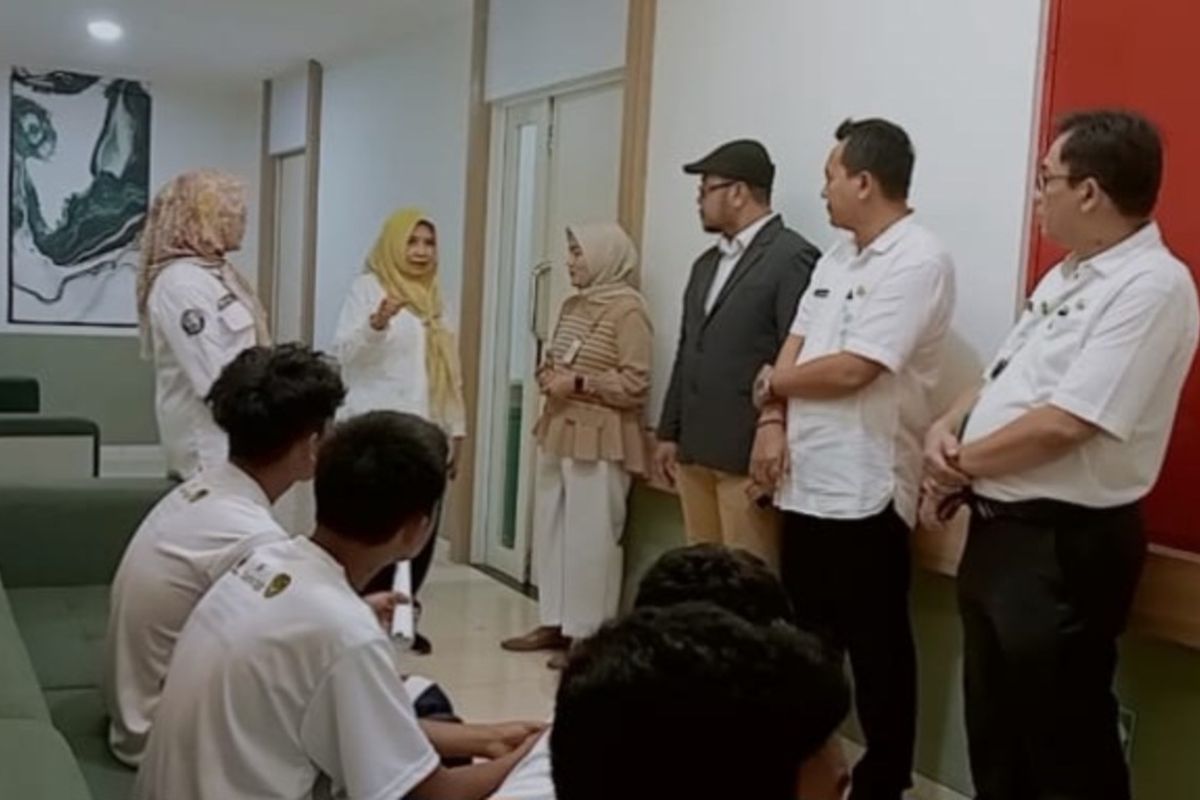 Pelajar SMP di Sumedang ikuti tes kesehatan di RSUD Umar Wirahadikusumah, Rabu (7/5/2025). KOMPAS.com/AAM AMINULLAH