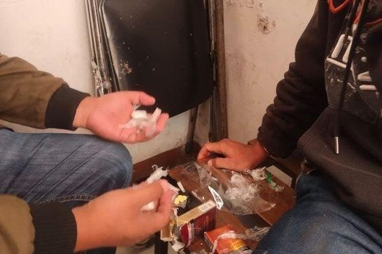 Paket narkoba jenis sabu-sabu diamankan jaksa dari pengunjung tahanan di Pengadilan Negeri (PN) Bandung, Kamis (16/5/2024).  

