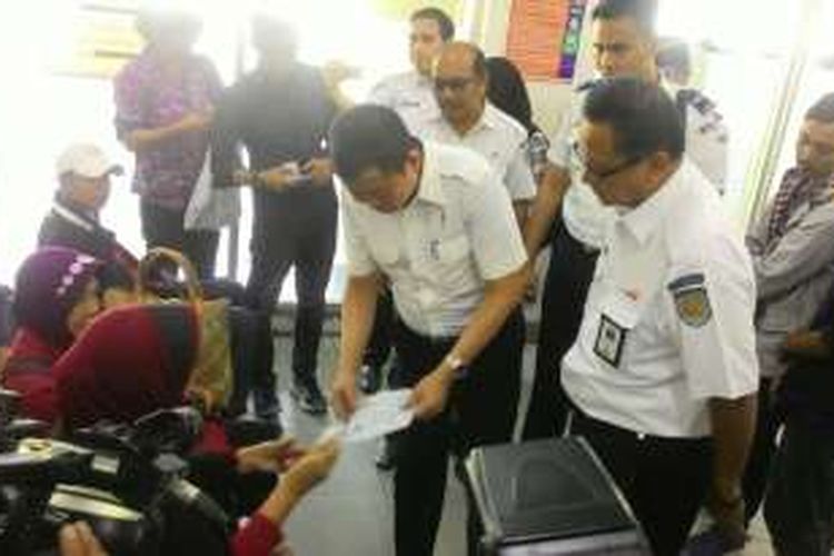 Menteri Perhubungan Ignasius Jonan mengecek tiket salah satu penumpang di Stasiun Senen, Jakarta, Senin (13/6/2016).