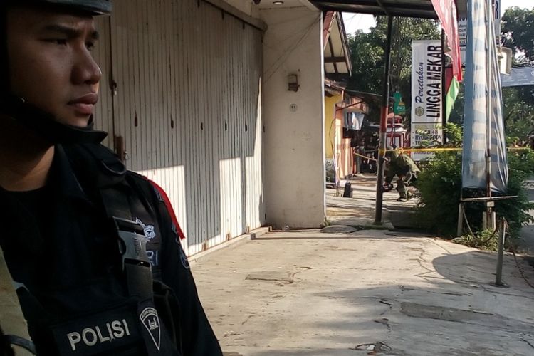 Tim penjinak bom memeriksa isi tas yang mencurigakan di ruas Jalan Otista, Jumat (12/4/2019) pagi