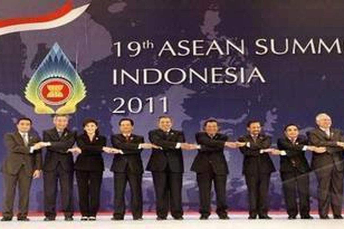 Presiden RI Susilo Bambang Yudhoyono (keenam kanan) bersama (dari kanan-kiri) Presiden Myanmar Thein Sein, Perdana Menteri (PM) Malaysia Dato Sri Mhd Najib bin Tun Abdul Razak, PM Laos Thongsing Thammavong, Sultan Brunei Darussalam Hassanal Bolkiah, PM Kamboja Hun Sen, PM Vietnam Nguyen Tan Dung, PM Thailand Yingluck Shinawatra, PM Singapura Lee Hsien Loong dan Sekretaris Presiden Filipina, Ramon A Carandang berfoto "ASEAN Style" pada acara pembukaan KTT ke-19 ASEAN di gedung Bali Nusa Dua Convention Centre, Nusa Dua, Bali, Kamis (17/11) 