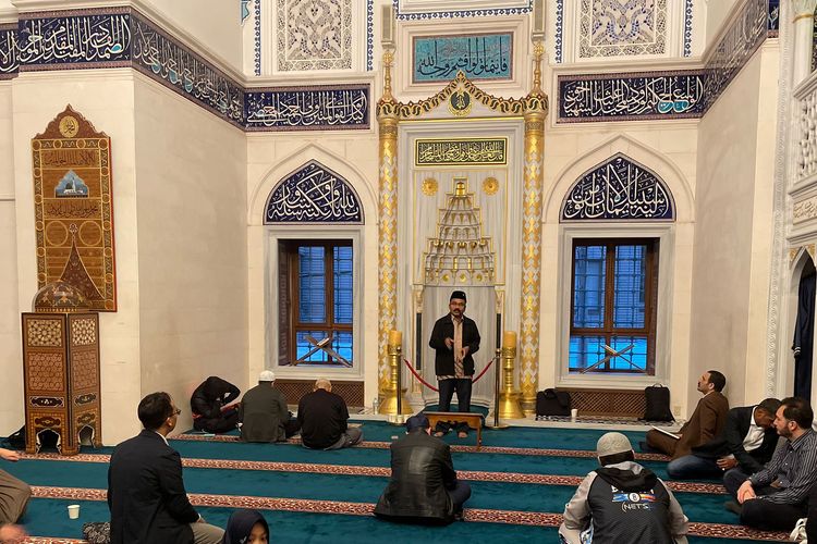 Pemikir Kebinekaan Sukidi ketika berceramah di Tokyo Camii, masjid Tokyo terindah se-Asia, pada Jumat (14/4/2023).