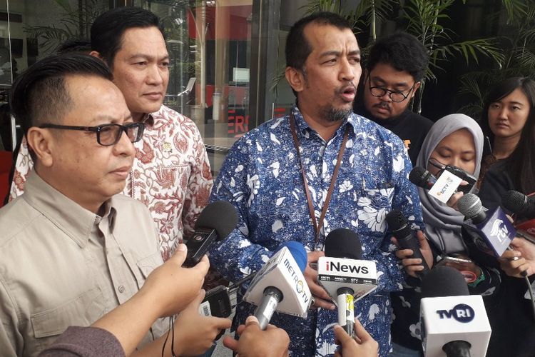 Ketua Tim Satgas Korsupgah KPK Dian Patria (kanan) bersama Dirjen Gakkum KLHK Rasio Ridho Sani di Gedung Merah Putih KPK, Senin (23/9/2019).