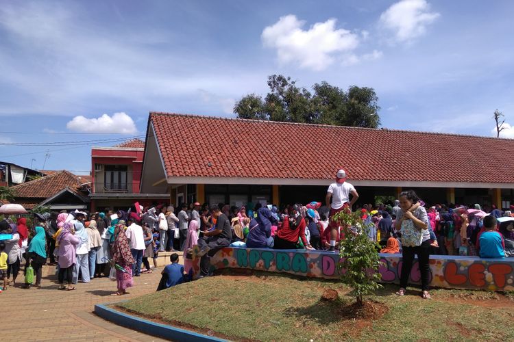 Ribuan warga kesal mengantre pendaftaran KIA di RPTRA Dahlia, Kelurahan Tengah, Jakarta Timur, Selasa (3/3/2018)