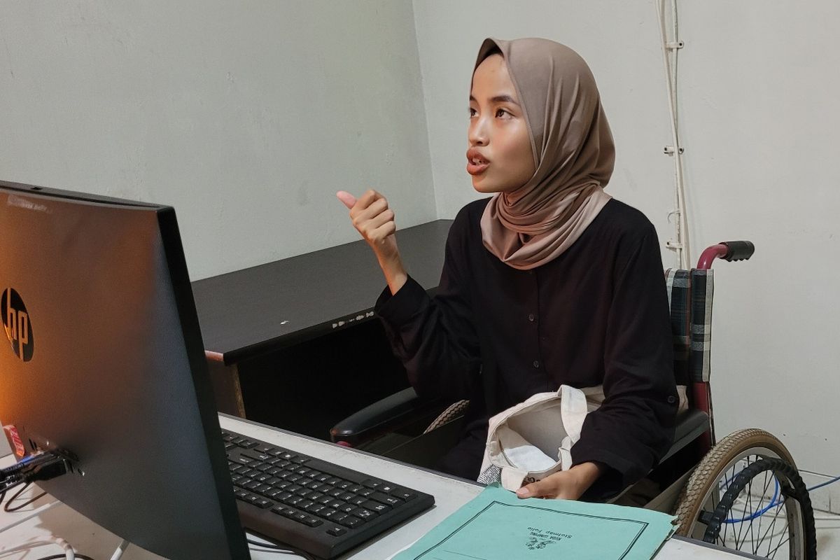 Talia Auliya Putri (18) mengikuti Ujian Tulis Berbasis Komputer (UTBK) di Universitas Jenderal Soedirman (Unsoed) Purwokerto, Kabupaten Banyumas, Jawa Tengah, menggunakan kursi roda, Sabtu (26/4/2025).