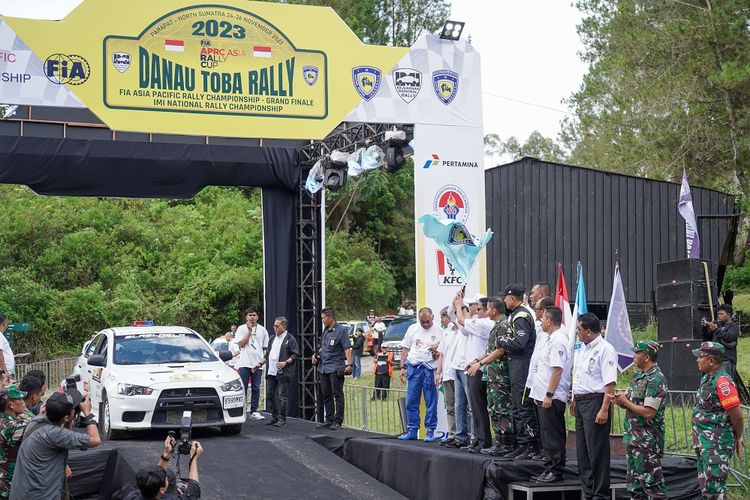 Penjabat (Pj) Gubernur Sumatera Utara (Sumut) Hassanudin usai melepas pembalap Danau Toba APRC 2023 dalam seremoni pembukaan yang diikuti Leg I dan Super SS di Kaldera Normandic, Kabupaten Toba, Jumat (24/11/2023).
