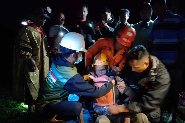 Dua Lansia yang Berhasil di evakuasi Oleh Petugas Gabungan yang Sempat Terjebak Banjir Lahar Dingin di Sungai Regoyo Dusun Krajan Desa Bades Kecamatan Pasiran, Senin (03/01/2022) Dini Hari tadi.