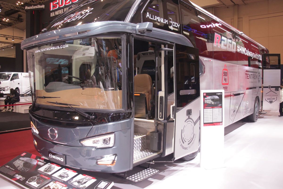 Hino R 260 di GIIAS 2021