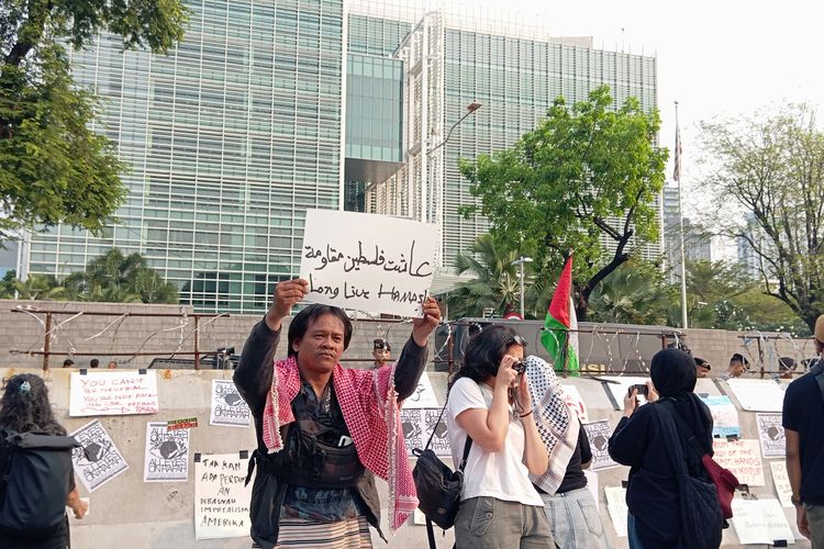 Massa berunjuk rasa solidaritas untuk Palestina di seberang Kedutaan Besar Amerika Serikat pada Jumat (31/5/2024). 