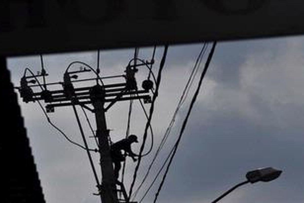 Petugas PLN mengganti kabel yang rusak dengan kabel baru di salah satu tiang listrik di Kebayoran Lama, Jakarta, Minggu (15/4/2012). Sampai akhir 2011 PLN mengklaim sudah sekitar 72 persen masyarakat Indonesia yang bisa menikmati aliran listrik. Pada 2012 ini ditargetkan masyarakat yang menikmati listrik mencapai 75 persen. 