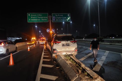 Ditabrak Sedan, Minibus Tersangkut di Pembatas Jalan Layang Tol Wiyoto Wiyono 