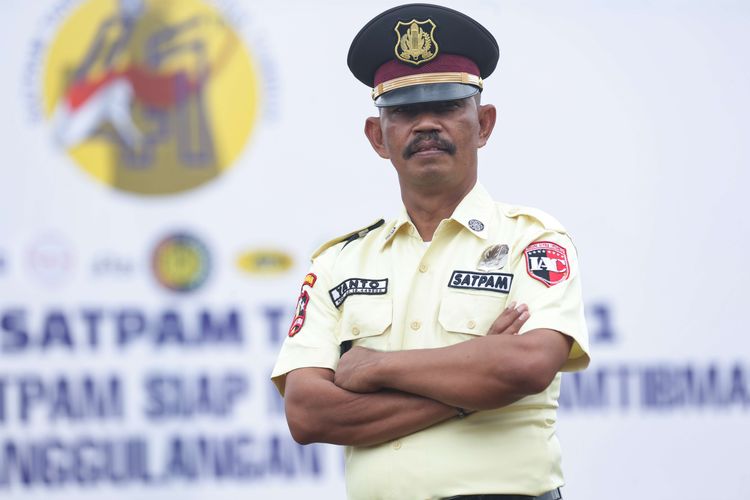 Seragam Satuan Pengamanan (Satpam) warna krem dikenalkan dalam acara HUT ke-41 Satpam di Lapangan Bhayangkara, Mabes Polri, Jakarta, Rabu (2/2/2022). Kepolisian Negara Republik Indonesia (Polri) mengubah warna seragam Satuan Pengamanan (Satpam) dari warna cokelat muda ke warna krem.