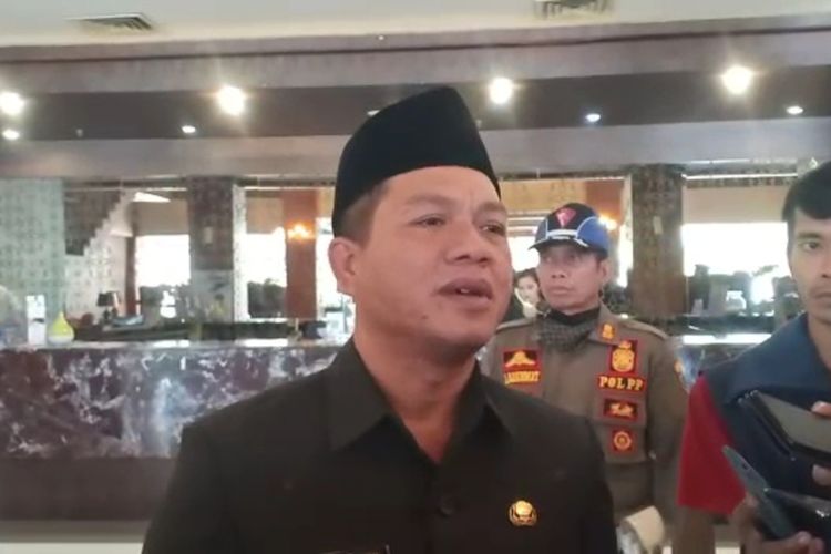 Gubernur Jawa Barat Ridwan Kamil berbalas komentar dengan Bupati Bandung Dadang Supriatna melalui akun pribadi masing-masing. Keduanya terlibat saling balas di kolom komentar salah satu akun Instagram. Penyebabnya lantaran komentar pedas Bupati Bandung Dadang Supriatna yang menyentil pemerintah provinsi Jawa Barat.