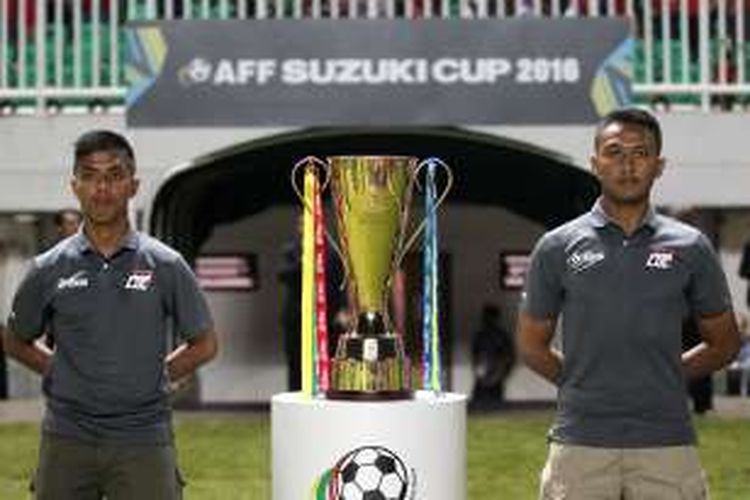 Piala AFF Suzuki Cup 2016 terlihat saat laga final leg pertama Indonesia melawan Thailand di Stadion Pakansari, Cibinong, Bogor, Jawa Barat, Rabu (14/12/2016). Indonesia menang 2-1 atas Thailand dan akan bertanding di final Piala AFF Suzuki Cup 2016 leg kedua di Stadion Rajamangala, Thailand, Sabtu (17/12/2016) mendatang.