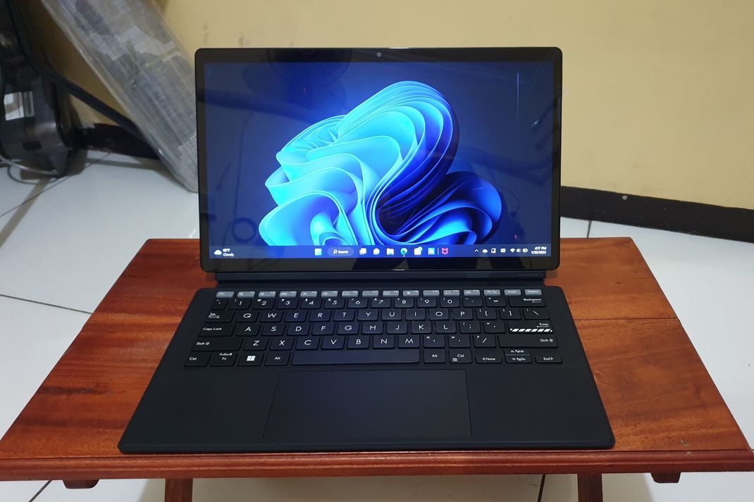 Asus Vivobook 13 Slate OLED jika dilihat dari bagian depan, dengan keyboard dan dudukan terpasang