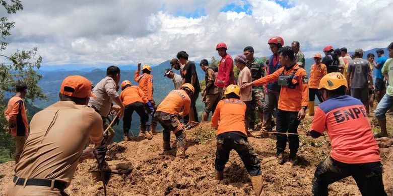 Tim SAR Gabungan melakukan evakuasi di lokasi longsor di Bastem, Kabupaten Luwu, Sulawesi Selatan, Senin (26/2/2024).