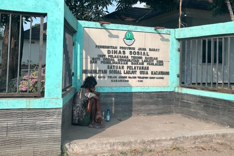 ODGJ Bertangan Bengkak yang Duduk di Depan Panti Sosial Karawang Tengah Diobati