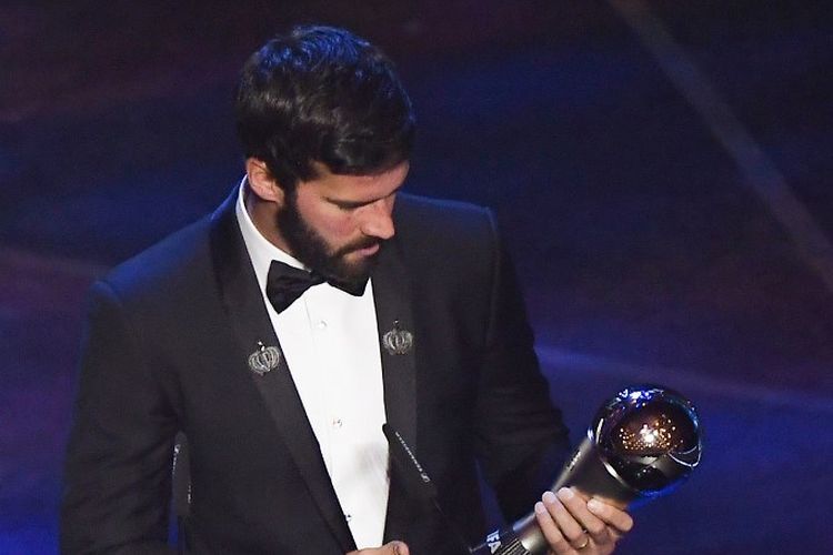 Alisson Becker terpilih sebagai kiper terbaik di dunia pada ajang The Best FIFA Football Awards 2019 di Milan, 23 September 2019. 